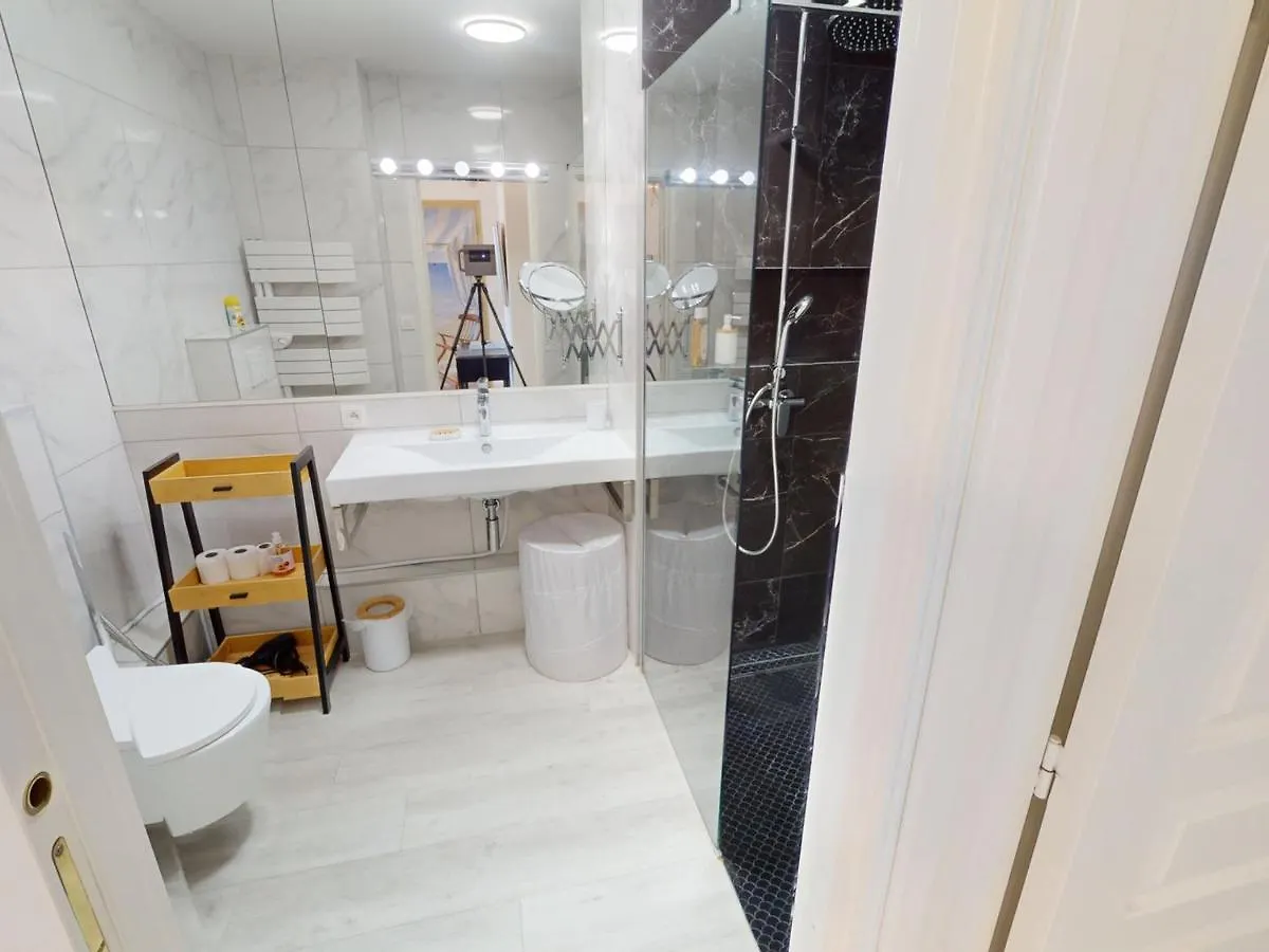 3 Pieces Climatise Avec Terrasse, Garage Et Wifi A Menton - Fr-1-196-342 Apartment